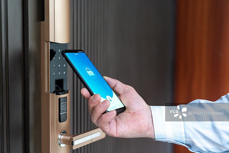 使用智能手机开智能锁图片素材