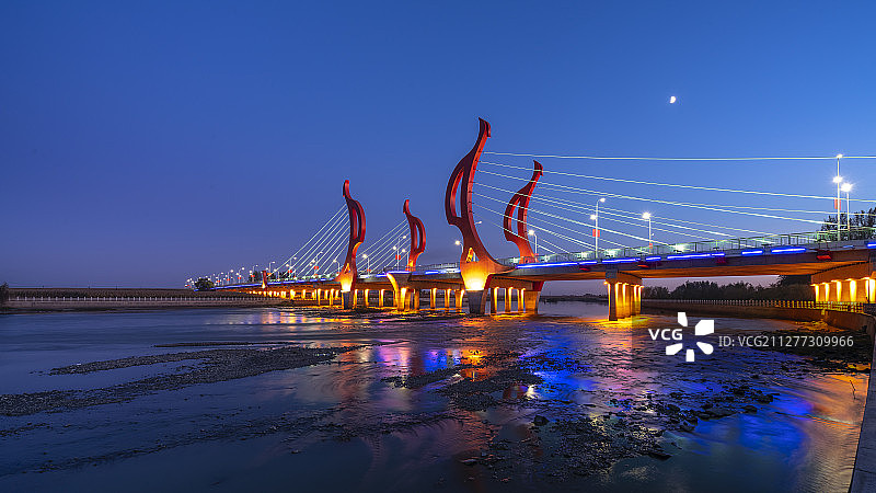 明月挂桥头图片素材