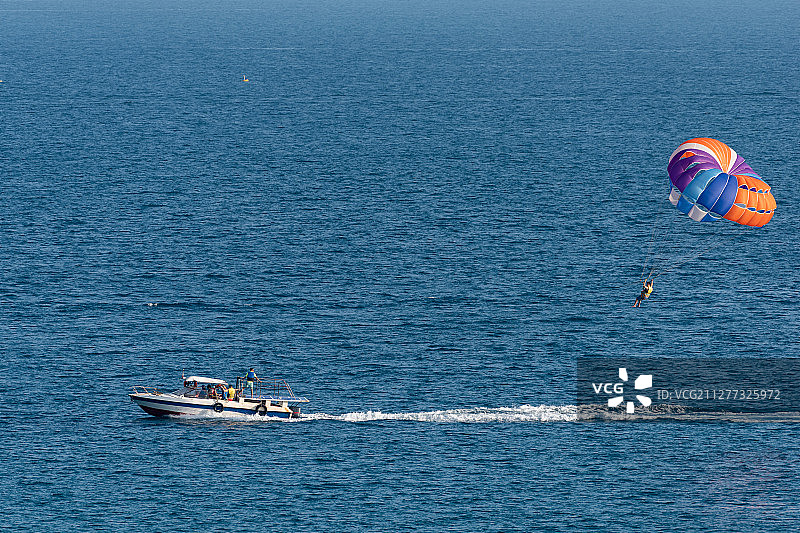 亚洲中国海南省三亚市天涯海角景区海上降落伞运动图片素材
