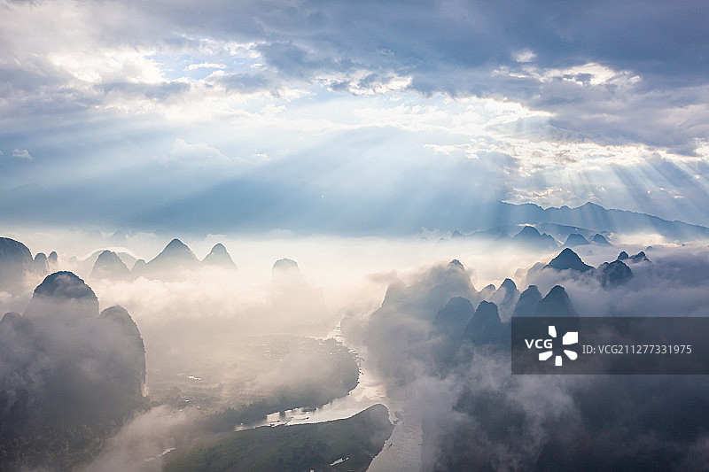 广西桂林漓江大面山射光云海风光摄影图片素材