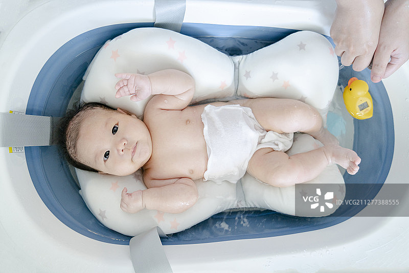 裸宝宝准备洗澡图片素材