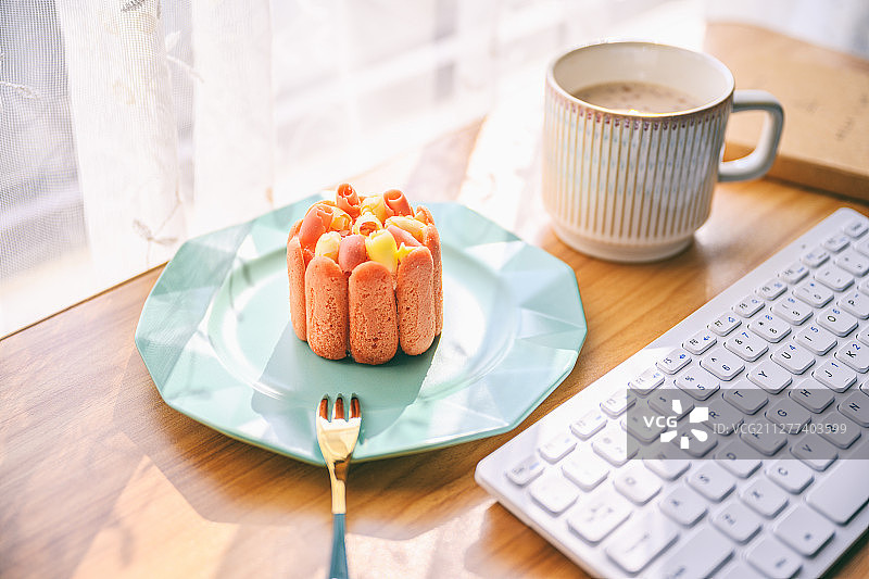 阳光明媚的天气放在办公桌上的蛋糕图片素材