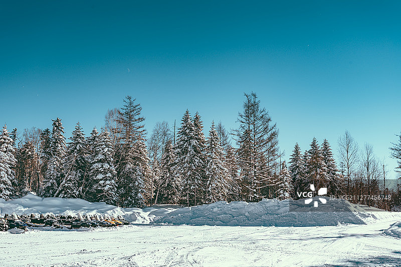 冬季中国吉林白山长白山西坡森林与雪地摩托图片素材