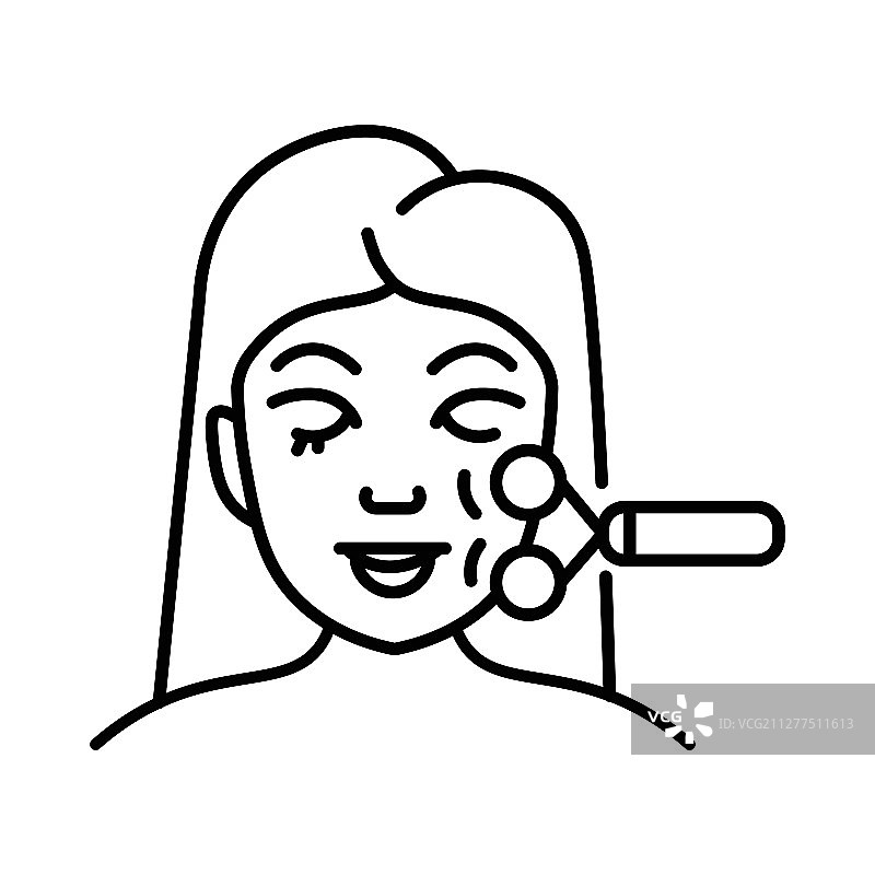 女人用滚轮进行面部护理图片素材