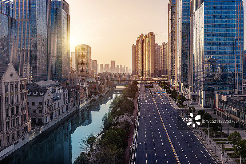 2020—3—10拍摄于汉街落日余晖，此时的武汉还在封城中图片素材