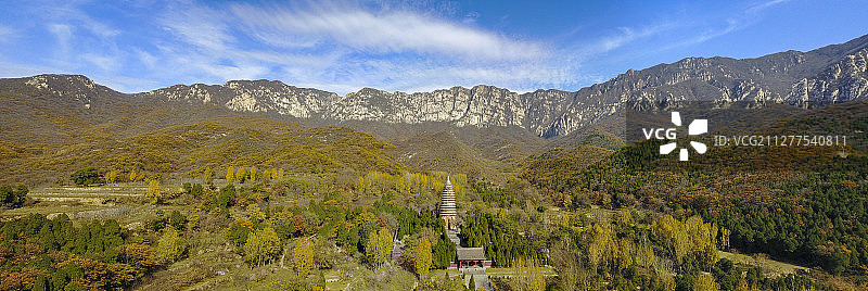 河南郑州登封市嵩岳寺塔嵩山航拍全景高视角图片素材