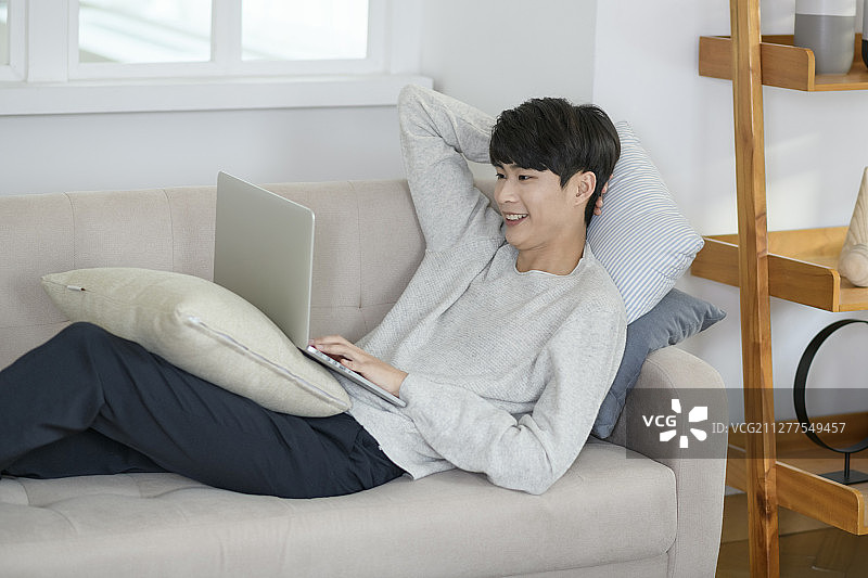 单身生活理念，快乐的亚洲男人日常生活386图片素材