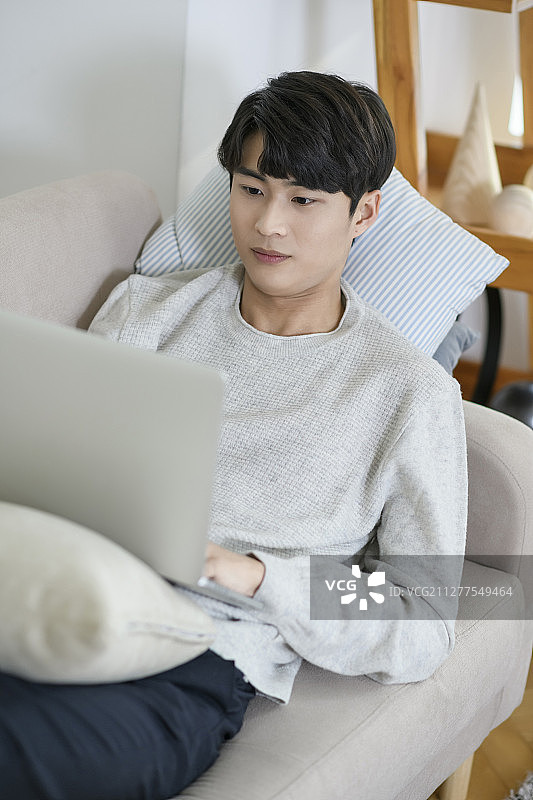 单身生活概念：快乐的亚洲年轻男人日常生活385图片素材