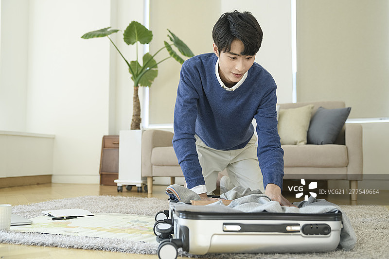 年轻快乐亚洲男人的单身日常311图片素材