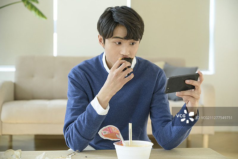 单身生活理念：快乐的亚洲年轻男人的日常生活291图片素材