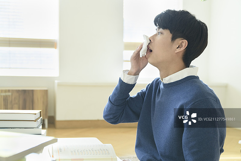 单身生活概念：快乐的年轻亚洲男人日常生活251图片素材