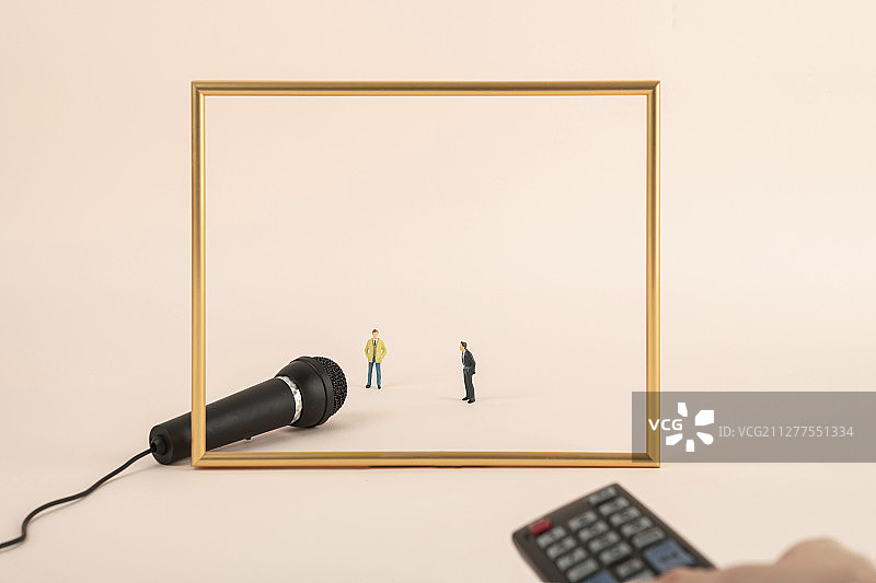 投票与选举概念：投票箱中的选票111图片素材