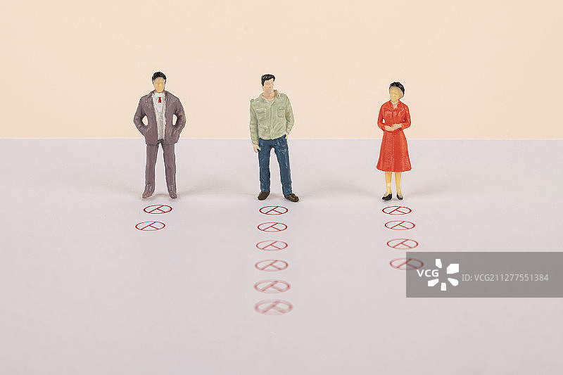 投票与选举概念，投票箱中的选票141图片素材