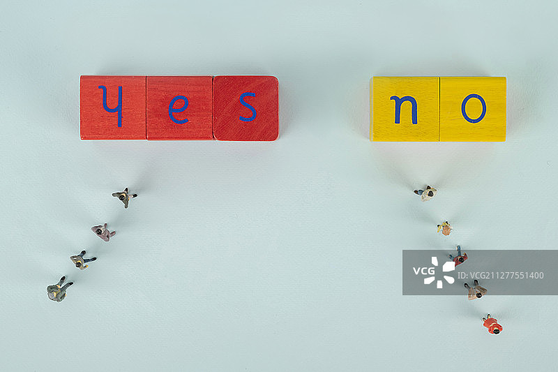 投票和选举概念，投票箱中的选票图片素材