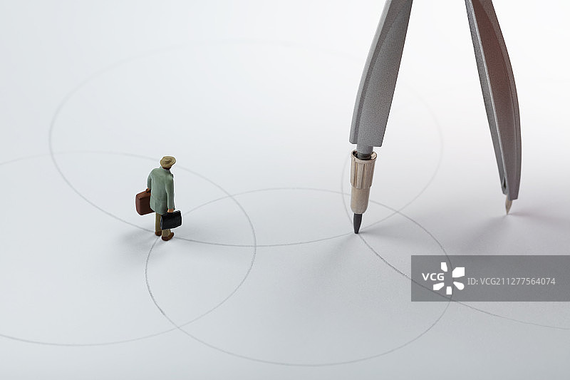 圆规画圆圈规划与公文包上班族图片素材