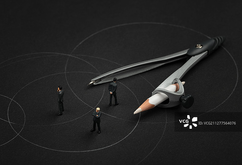 圆规画圆圈与三个思考商务男性图片素材