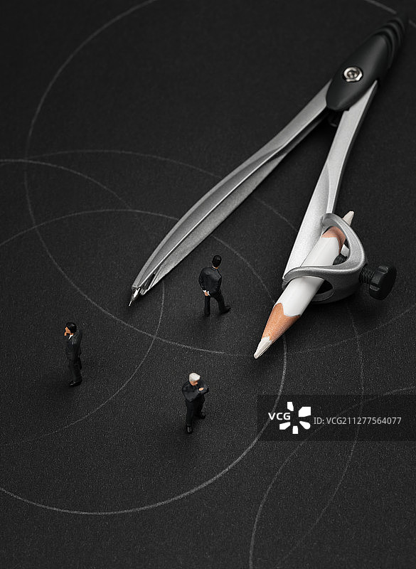 圆规画圆圈与三个思考商务男性图片素材