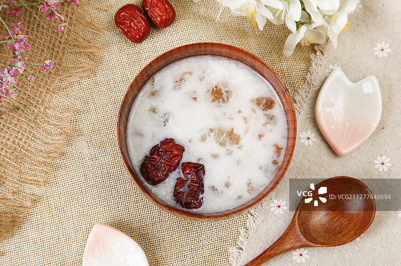 人面桃花相映红的美颜羹图片素材