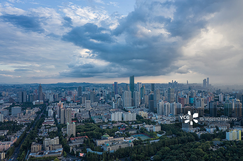 江苏省南京市新街口台风天多云图片素材