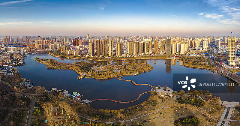 安徽蚌埠张公山公园，高楼林立，湖面静谧。图片素材