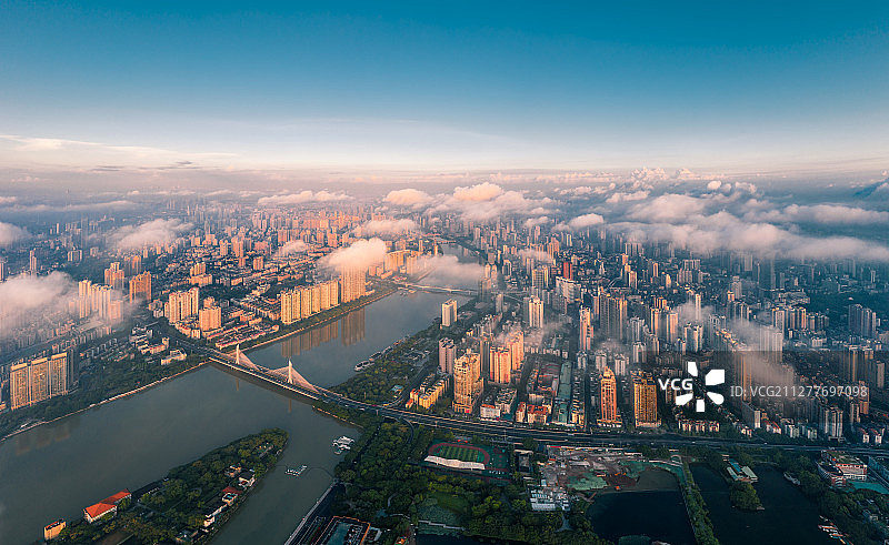 航拍海印桥段珠江及两岸城区的清晨，天空上白飘荡图片素材