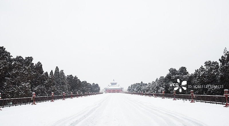 大雪中的天坛祈年殿和丹陛桥图片素材