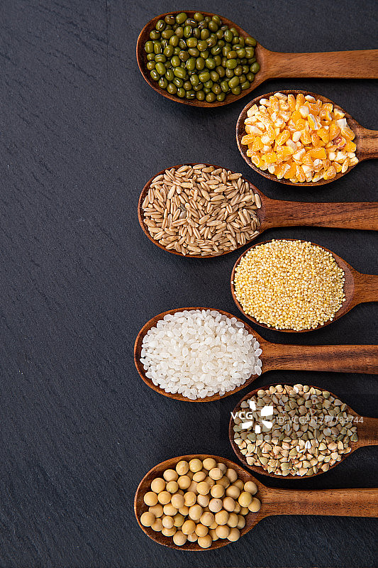 木匙盛着五谷杂粮图片素材