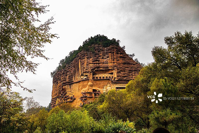 甘肃天水麦积山石窟侧影图片素材
