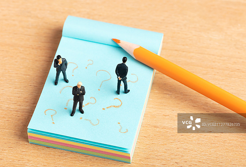 便签纸铅笔问号思考的三个商务男性图片素材