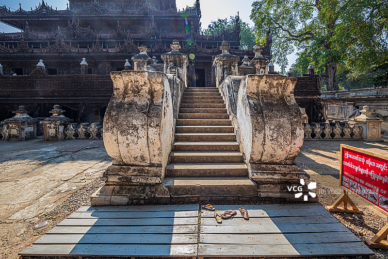 缅甸金色宫殿柚木寺图片素材