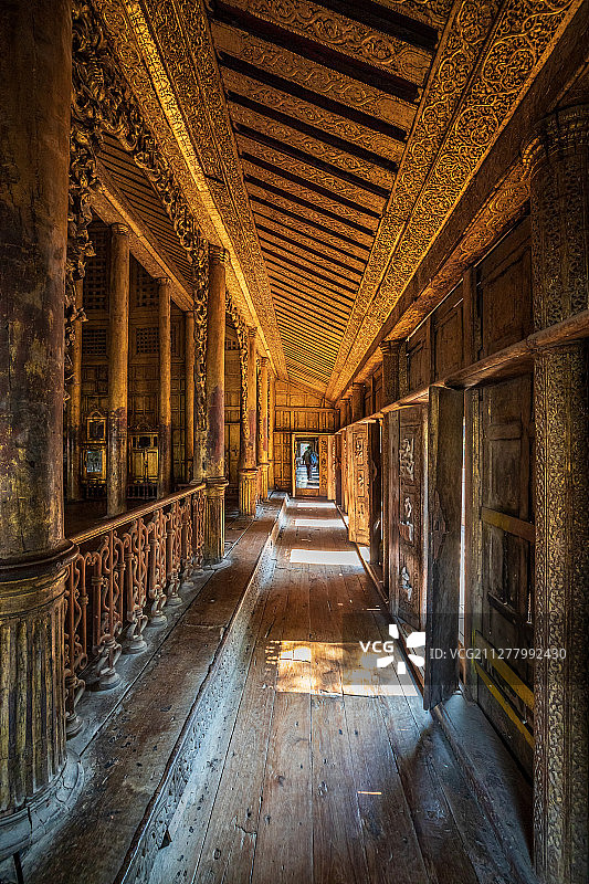 缅甸金色宫殿柚木寺图片素材