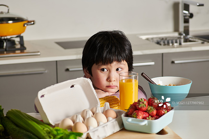 在吃早餐的小女孩图片素材