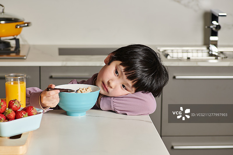 在吃早餐的小女孩图片素材