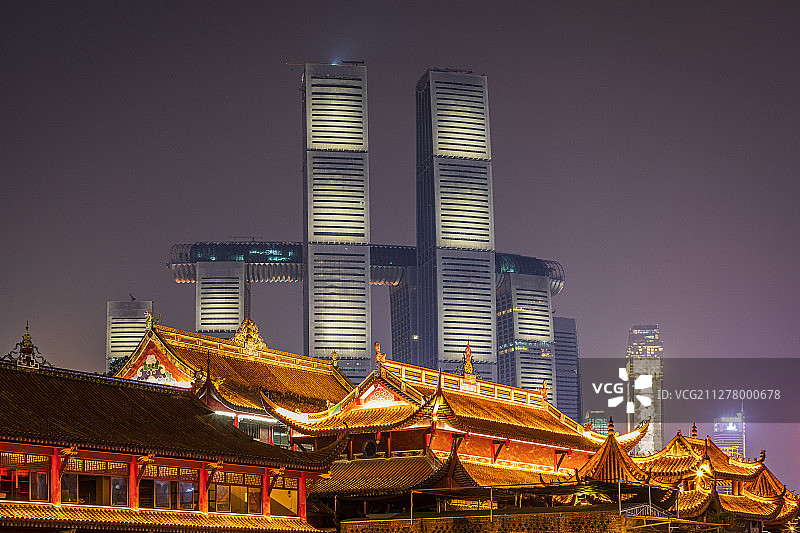 夜晚重庆来福士广场高楼大厦与千佛寺古建筑形成古城新貌对比图片素材