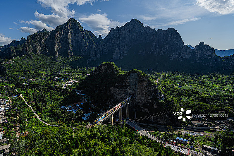 北京：列车穿行房山十渡蝙蝠山图片素材