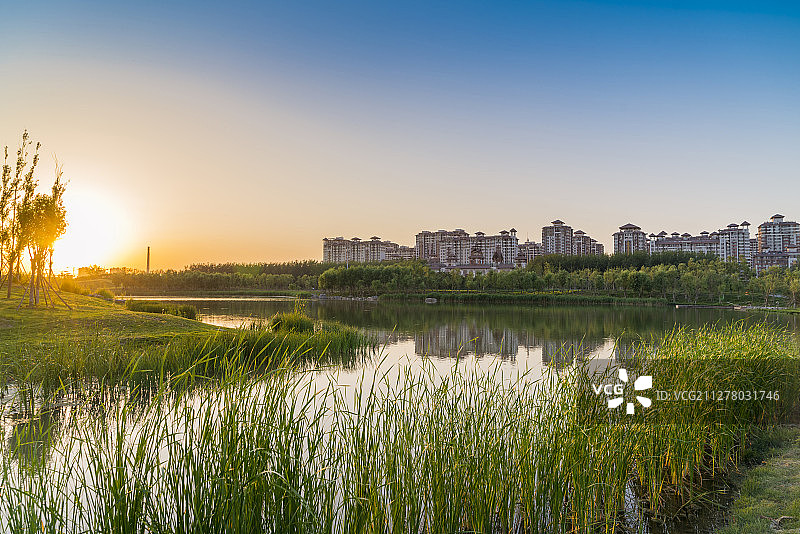 水面倒影下的住宅小区图片素材