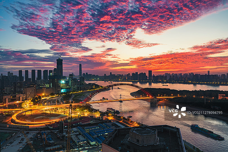 火烧云下的晴川桥图片素材