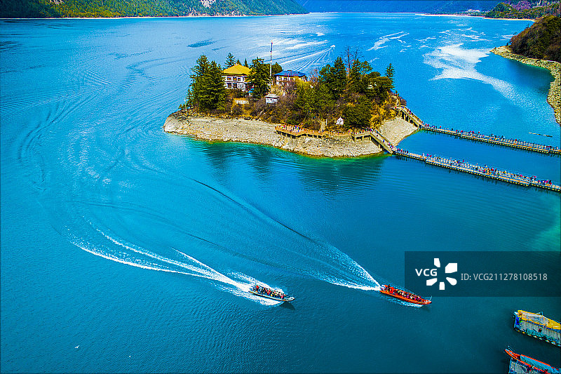 西藏巴松措图片素材