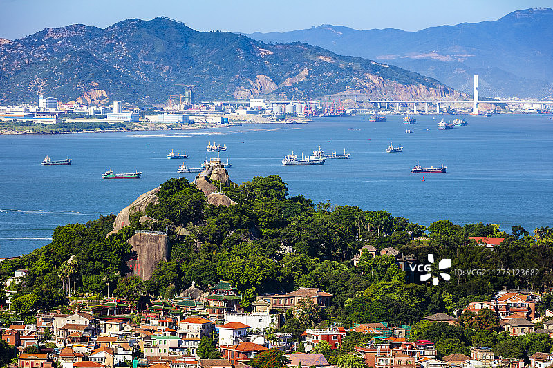 日光岩，鼓浪屿的最高点，看俯瞰厦门全景，在蓝天下格外迷人图片素材
