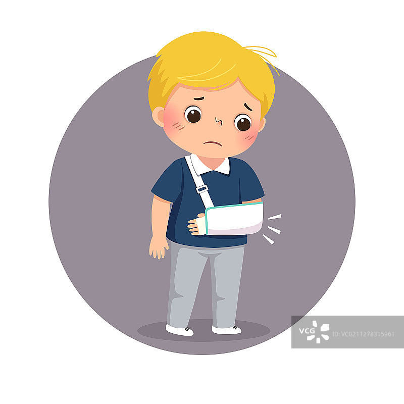 悲伤的男孩看着他骨折的胳膊图片素材