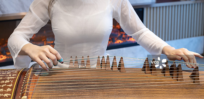 演奏古筝图片素材