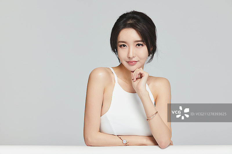 穿着奢华时尚连衣裙的女士们图片素材