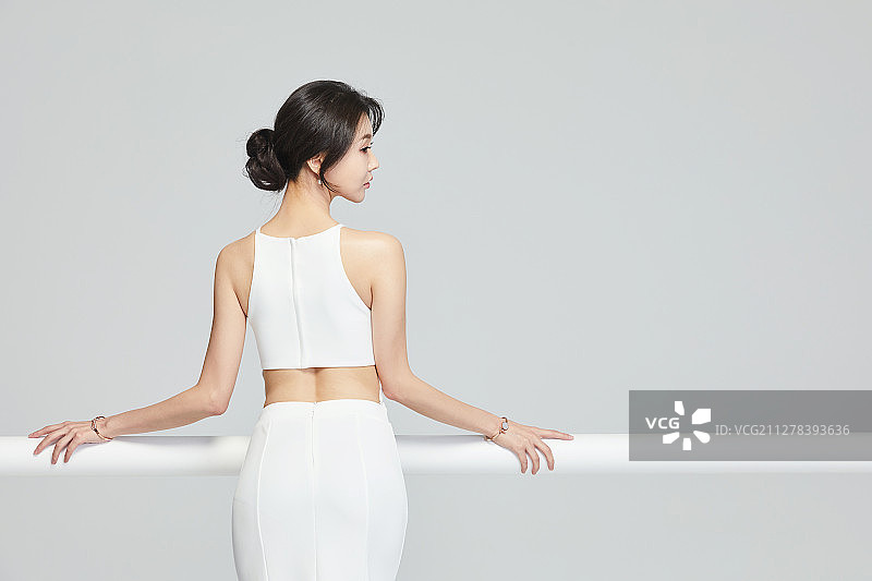 穿着奢华时尚连衣裙的女士们图片素材