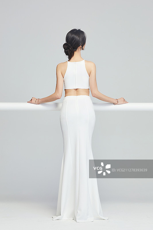 穿着奢华时尚连衣裙的女士们图片素材