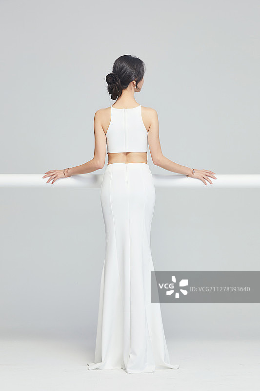 穿着奢华时尚连衣裙的女士们图片素材