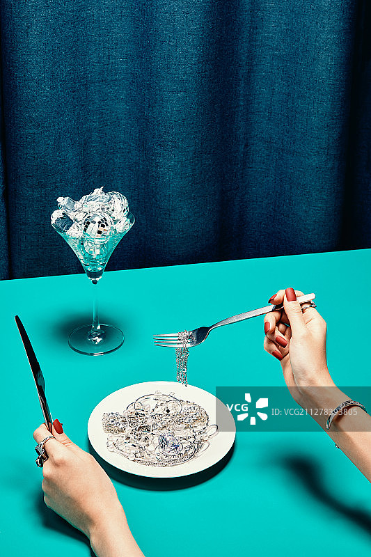 美容、珠宝、复古风、新复古、盘子、叉子、手、美甲图片素材