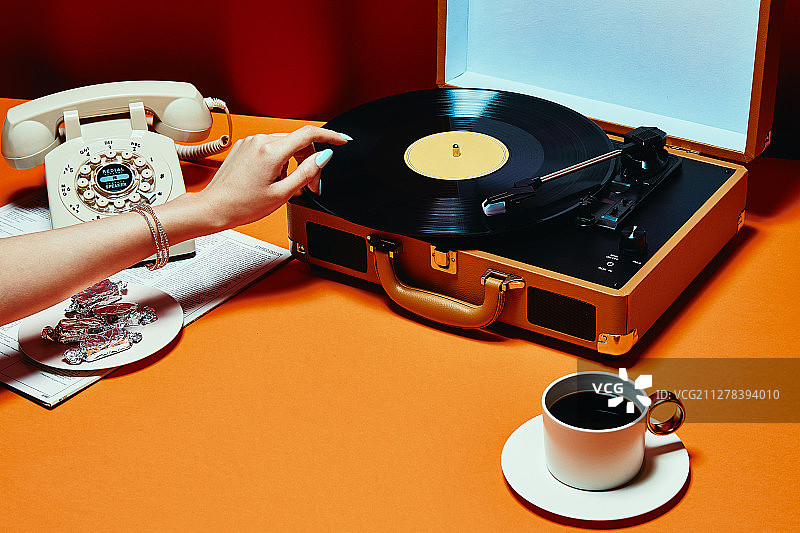 转盘上的手、珠宝、咖啡和复古电话图片素材
