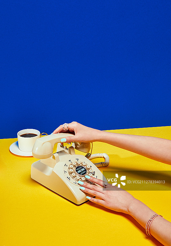 复古风格手机美甲咖啡手饰品图片素材