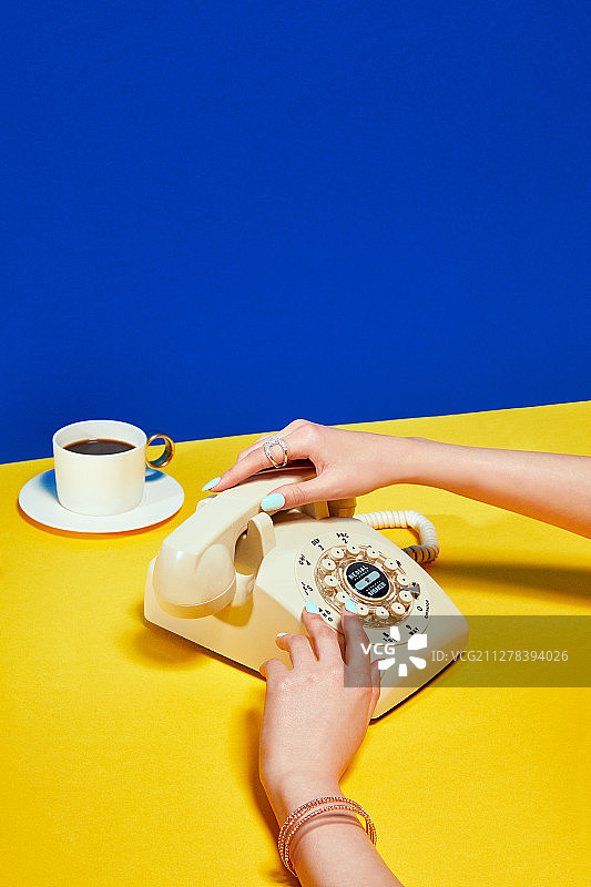复古风格手机美甲咖啡手饰品图片素材