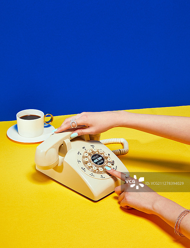 复古风格手机美甲咖啡手饰品图片素材